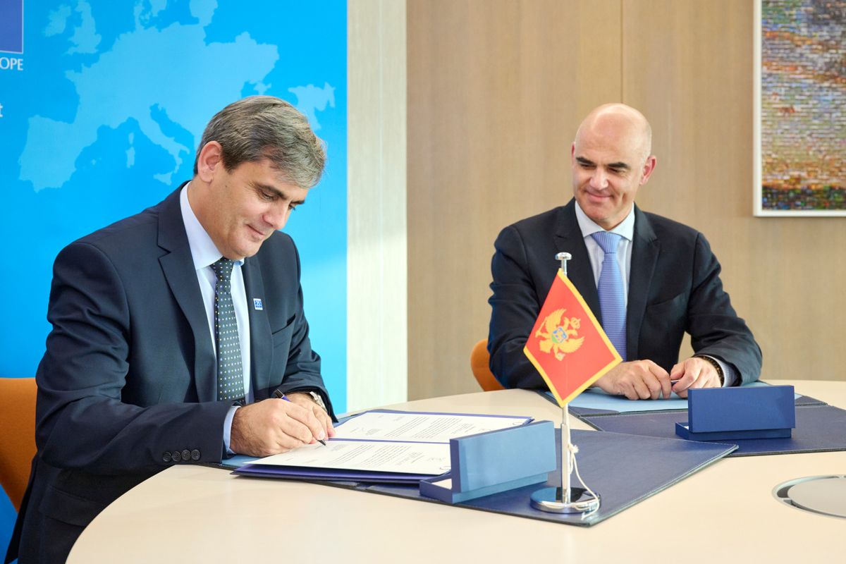Mr Ervin Ibrahimović, Deputy Prime Minister for International Relations and Minister of Foreign Affairs of Montenegro, signs the Framework Convention on Artificial Intelligence in the presence of Alain Berset