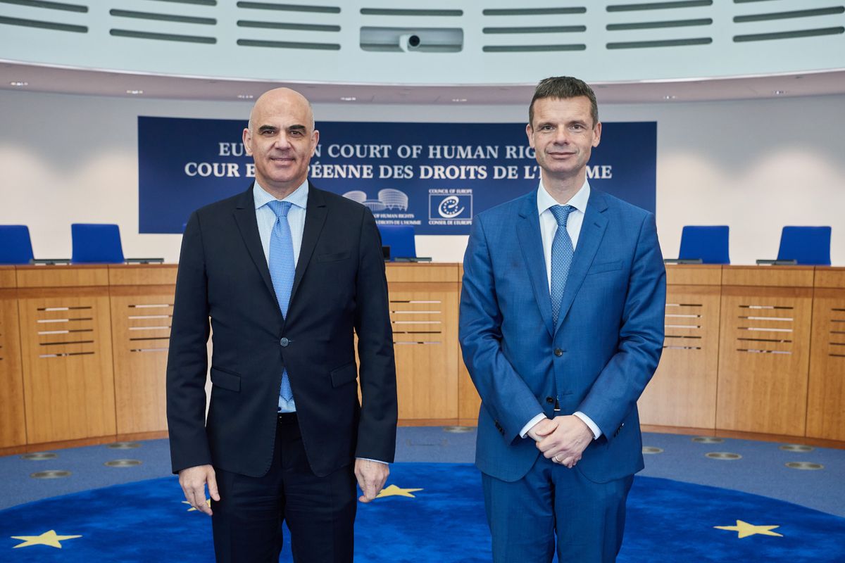 Alain Berset et M. Marko Bošnjak, président de la Cour européenne des droits de l’homme, dans la salle d’audience de la Cour