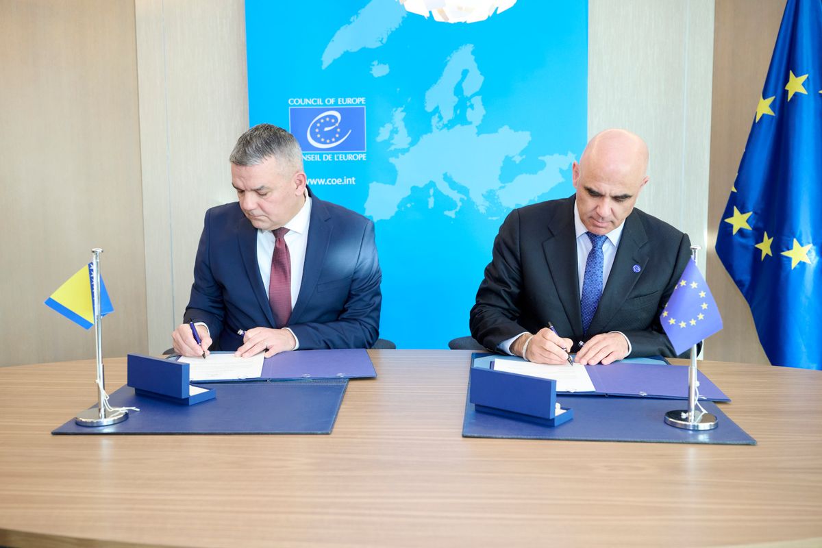 M. Davor Bunoza, ministre de la Justice de Bosnie-Herzégovine, et Alain Berset lors de la cérémonie de signature