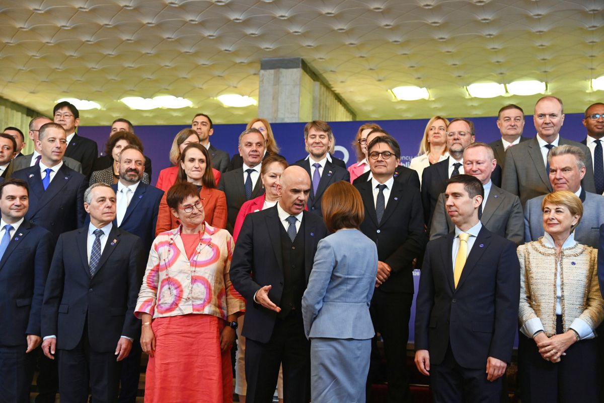 Family photo of the 135th Session of the Committee of Ministers, with Maia Sandu, President of the Republic of Moldova