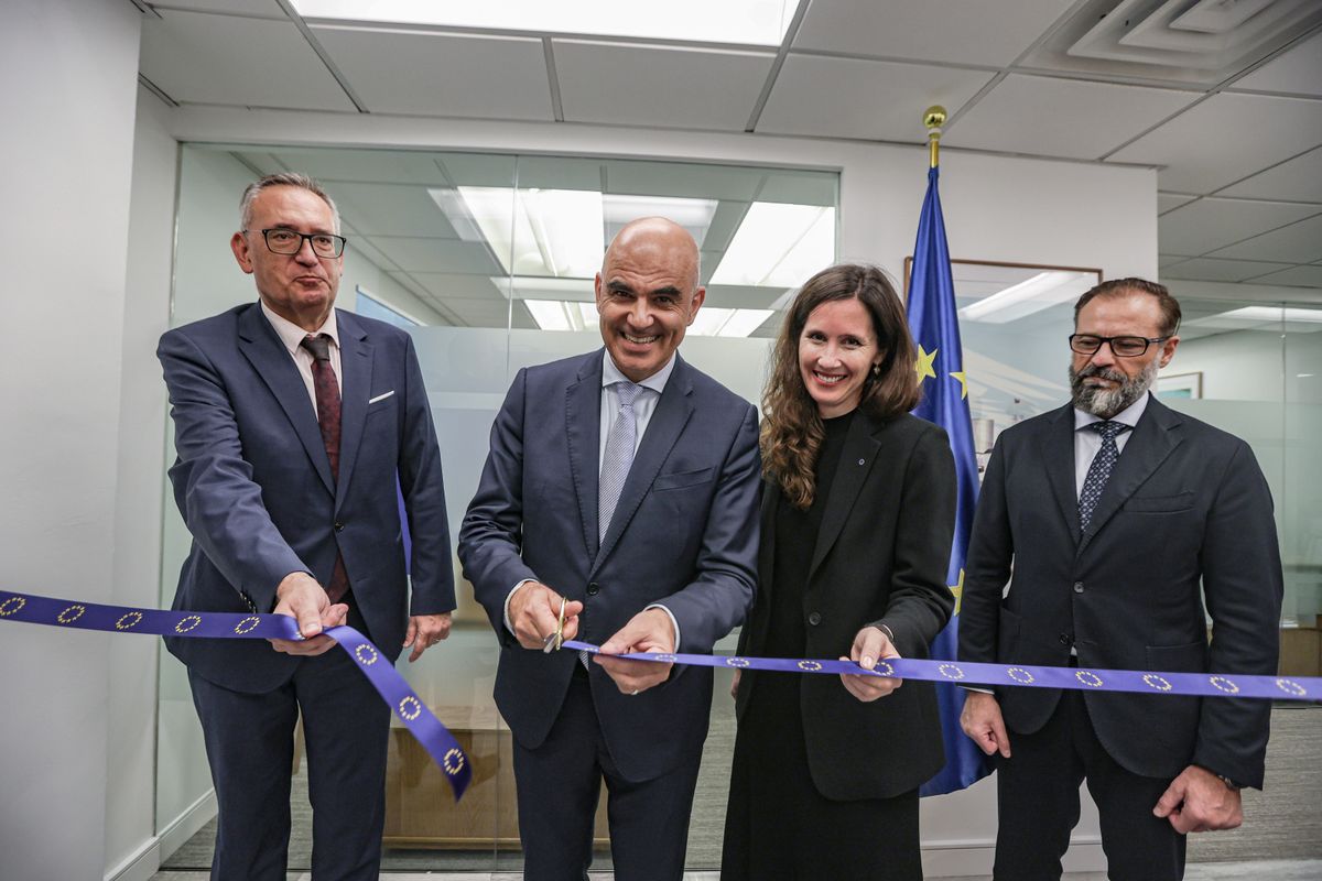 Alain Berset cuts the ribbon of the new premises in New York