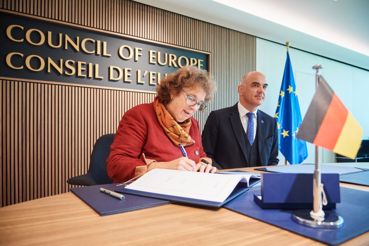 Signature by Ambassador Heike Thiele, Permanent Representative of Germany, of the Protocol amending the Convention on the Prevention of Terrorism, in the presence of Alain Berset