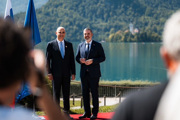 Alain Berset accueilli au Forum stratégique de Bled par Tone Kajzer, ministre des Affaires étrangères et européennes de Slovénie, Bled, 1er 