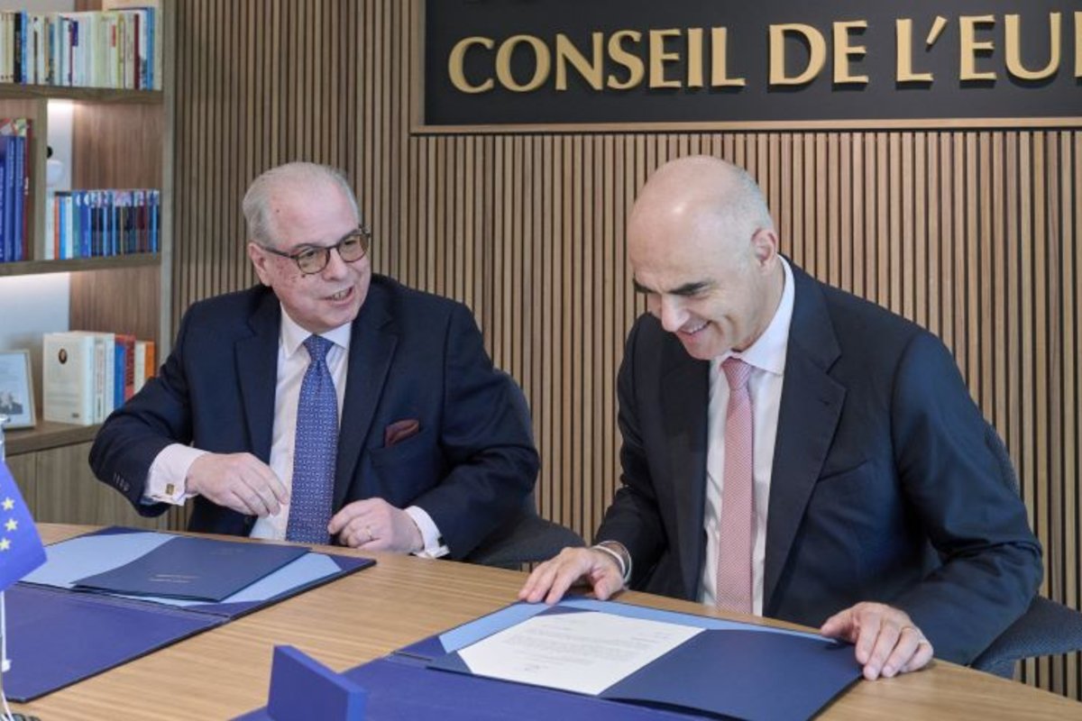 Ricardo Neiva Tavares, Ambassador of Brazil to France and Monaco, and Alain Berset at the signing of the Macolin Convention