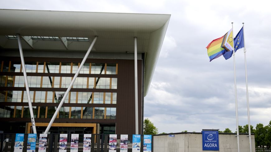 Lutter contre la discrimination et la haine envers les personnes LGBTI partout en Europe