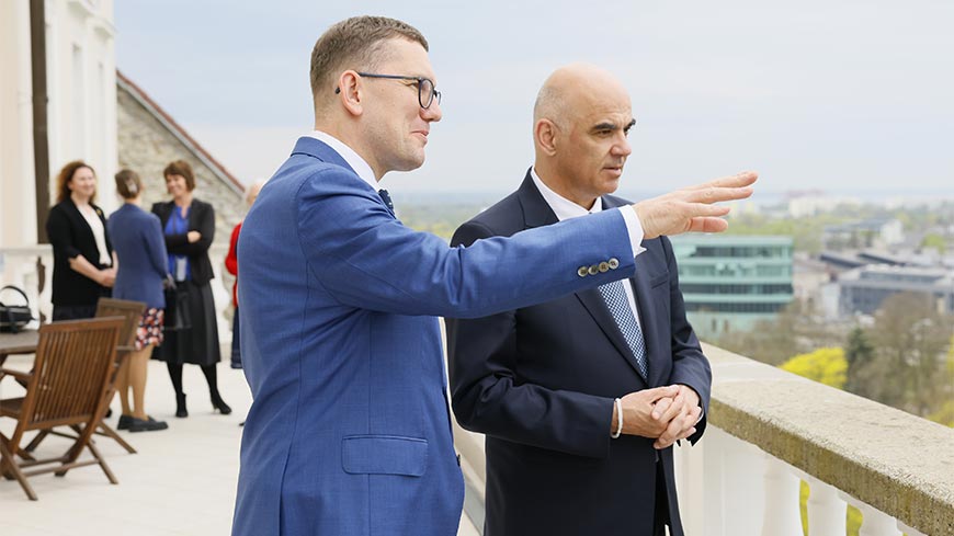 Le Secrétaire Général discute de la sécurité démocratique et du soutien à l’Ukraine au cours d’une visite officielle en Estonie
